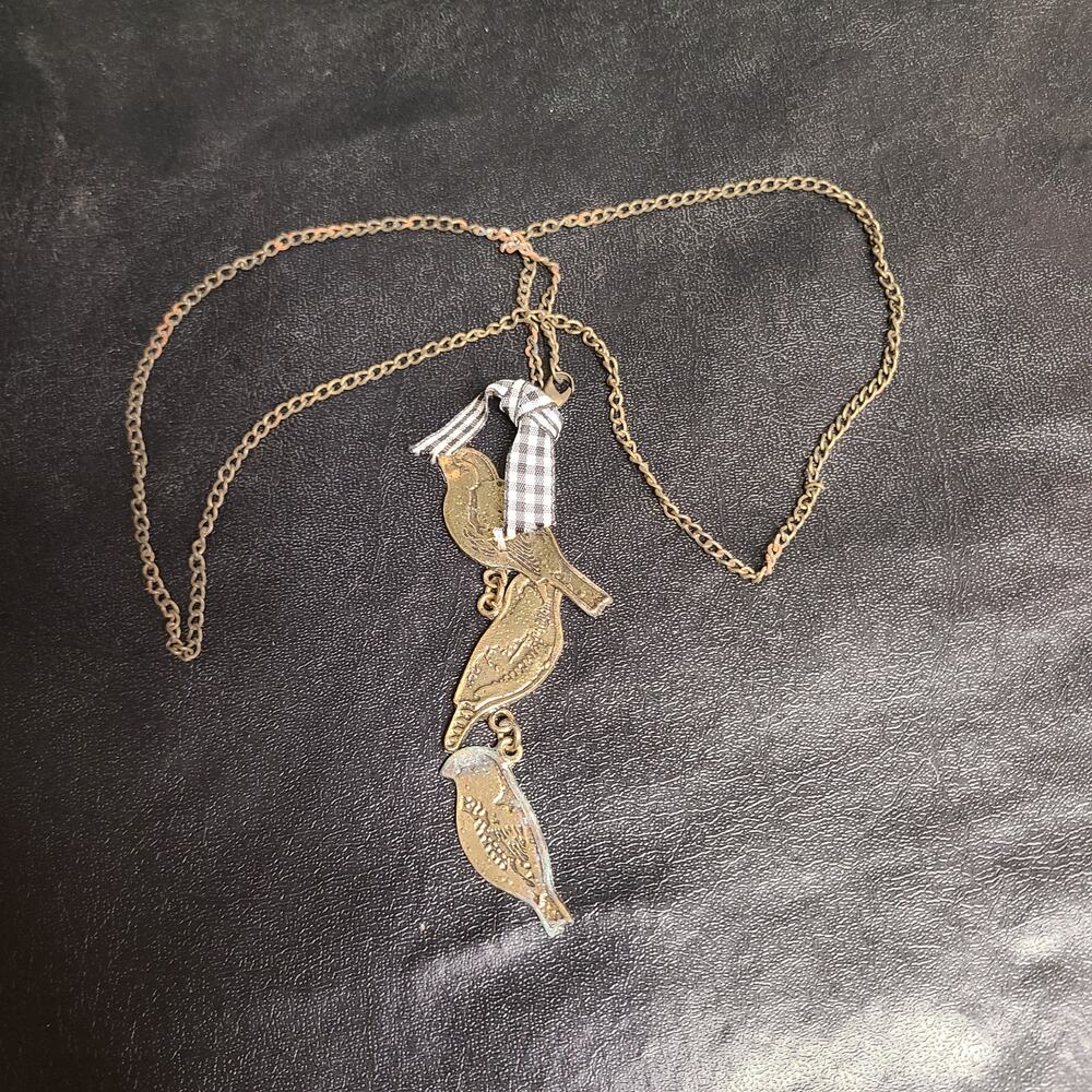 Bird pendant gingham bow chain necklace